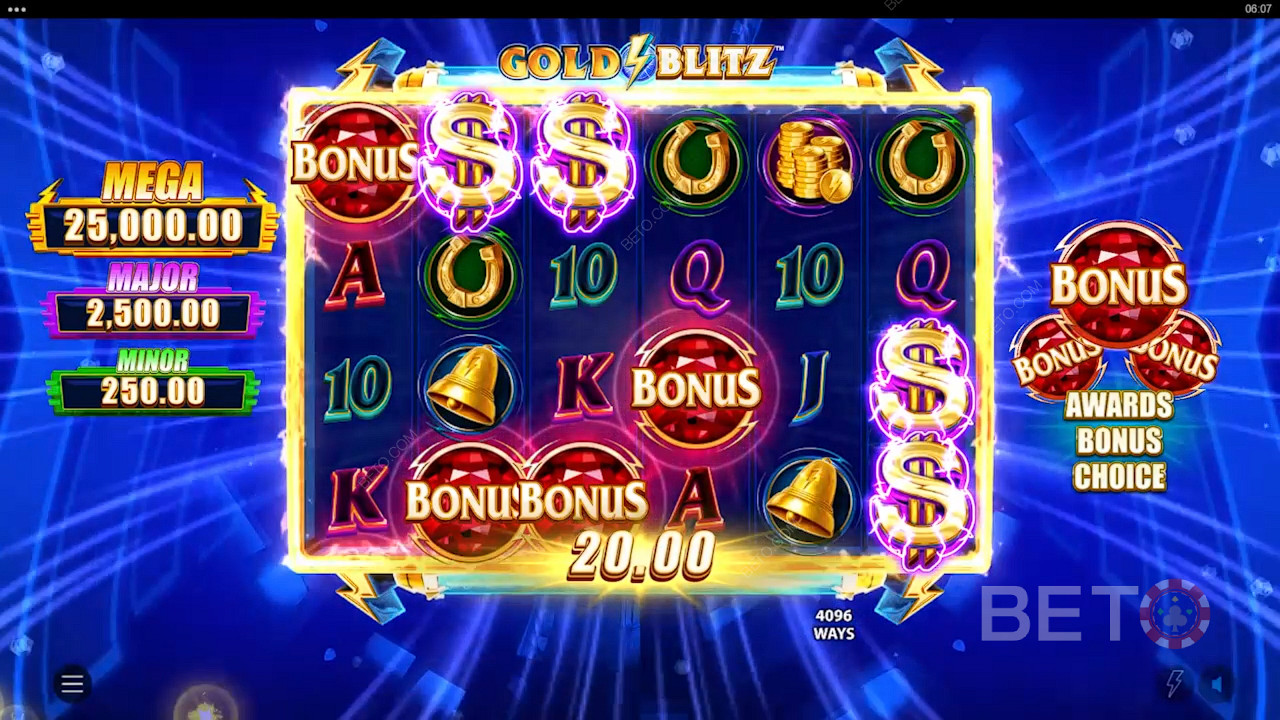 ستمنحك 3 نقاط مبعثرة أو أكثر الفرصة لتفعيل الدورات المجانية أو مكافأة Gold Blitz
