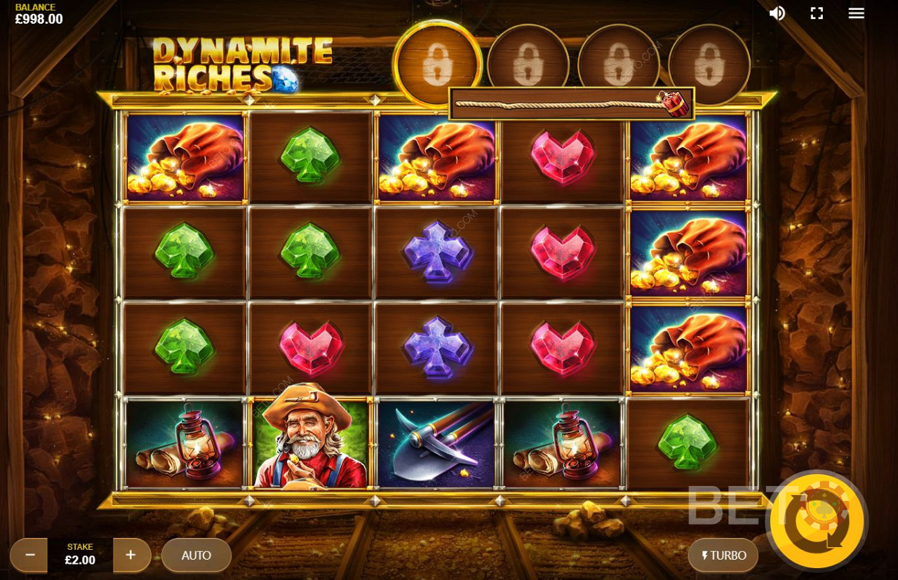 يحتوي Dynamite Riches على رموز جواهر ثمينة ورموز عملات ذهبية ورمز عامل منجم في الفتحة.