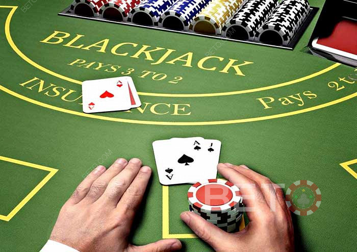 كيفية لعب البلاك جاك عبر الإنترنت - دليل اللعبة الكلاسيكية للأوراق