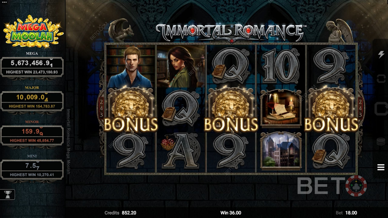 تعمل ثلاثة رموز مبعثرة على تشغيل ميزة Free Spins في فتحة Immortal Romance Mega Moolah