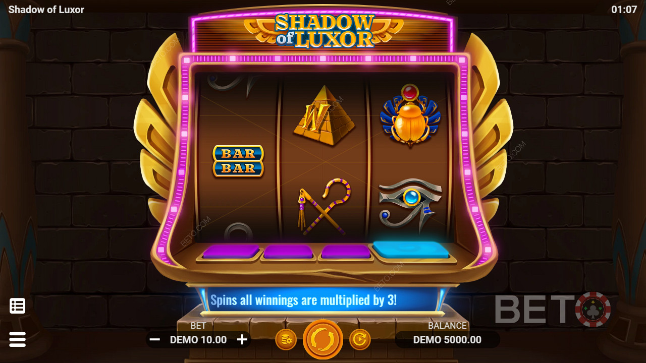 آلة سلوت بثلاث بكرات مع رموز كلاسيكية وموضوعية في Shadow of Luxor
