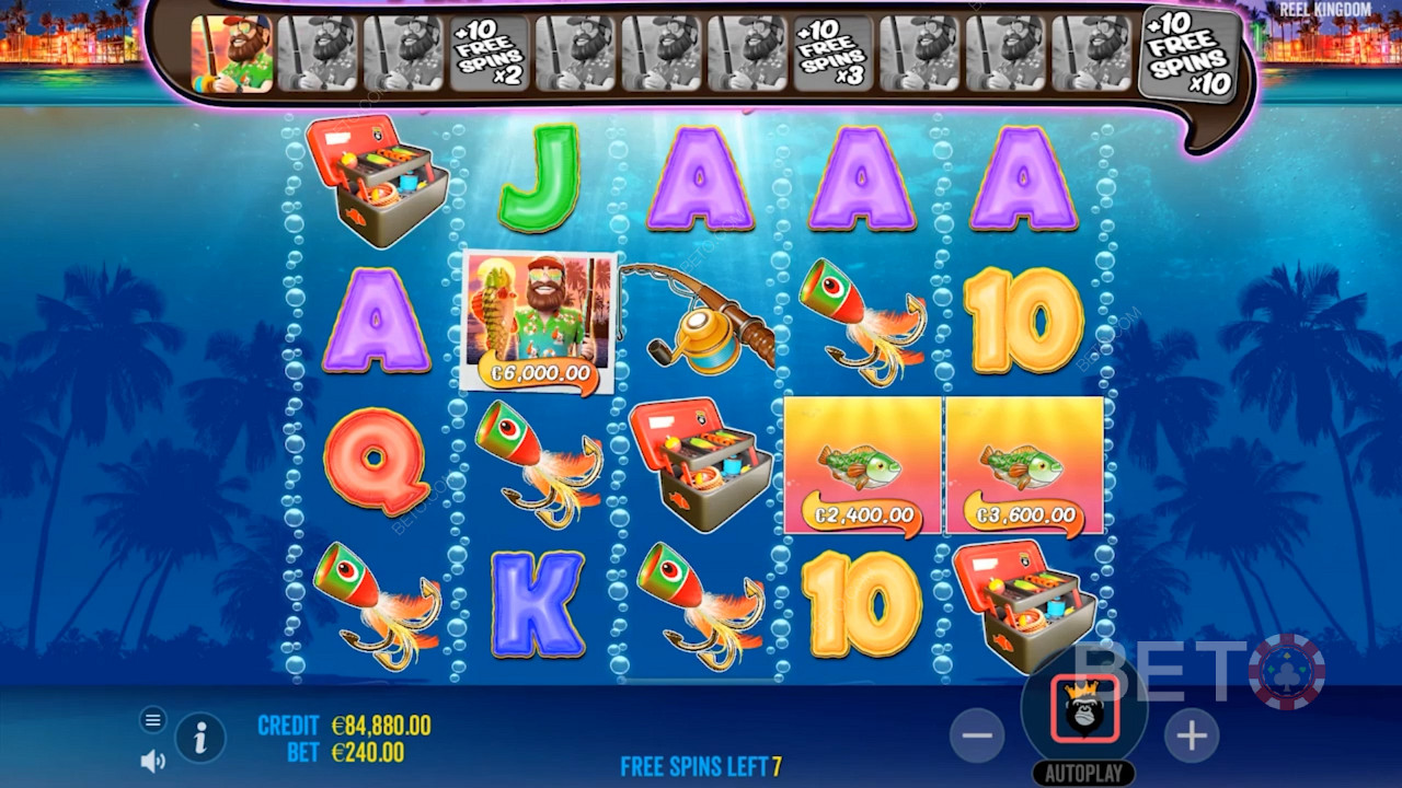 يجمع الرمز Wild قيم رموز النقود في Free Spins